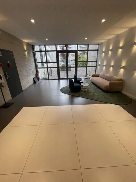 Office in Rueil-Malmaison for lease - Interior Photo - Image 1 of 12