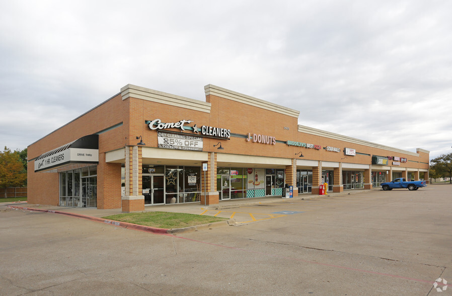 2425-2435 SE Green Oaks Blvd, Arlington, TX for lease - Building Photo - Image 3 of 7