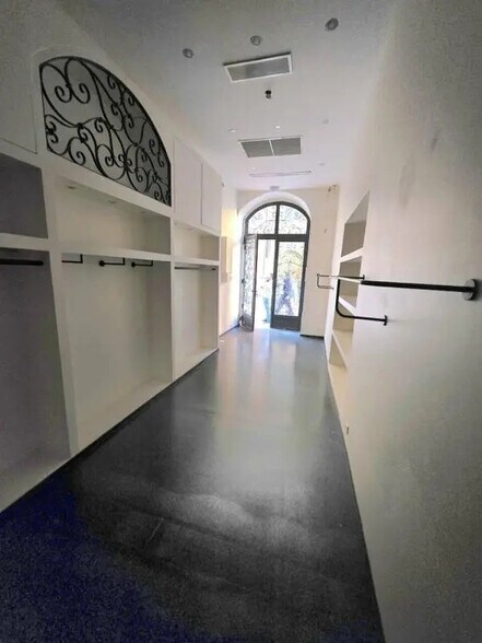 Retail in Nice for lease - Interior Photo - Image 2 of 3