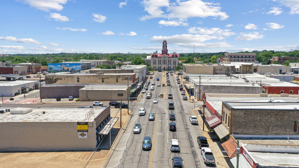 209 N Main St, Weatherford, TX for sale - Building Photo - Image 3 of 28