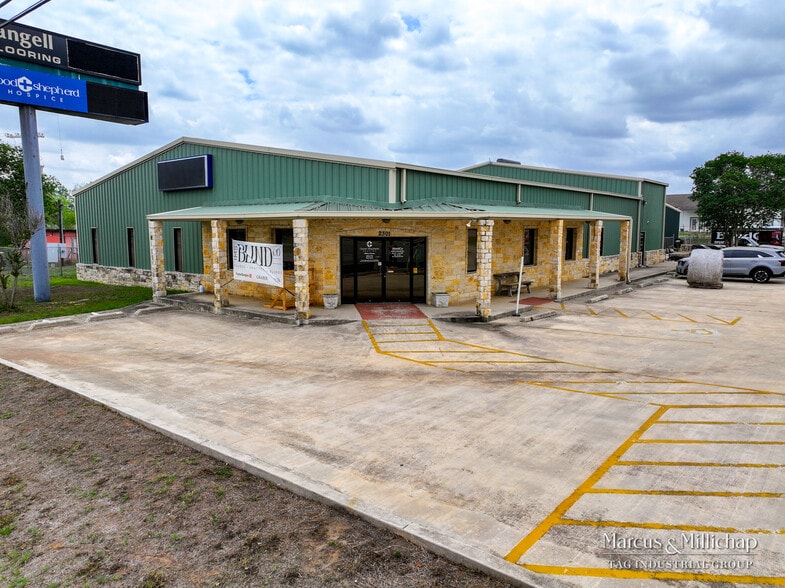 2301 10th St, Floresville, TX for sale - Primary Photo - Image 1 of 5