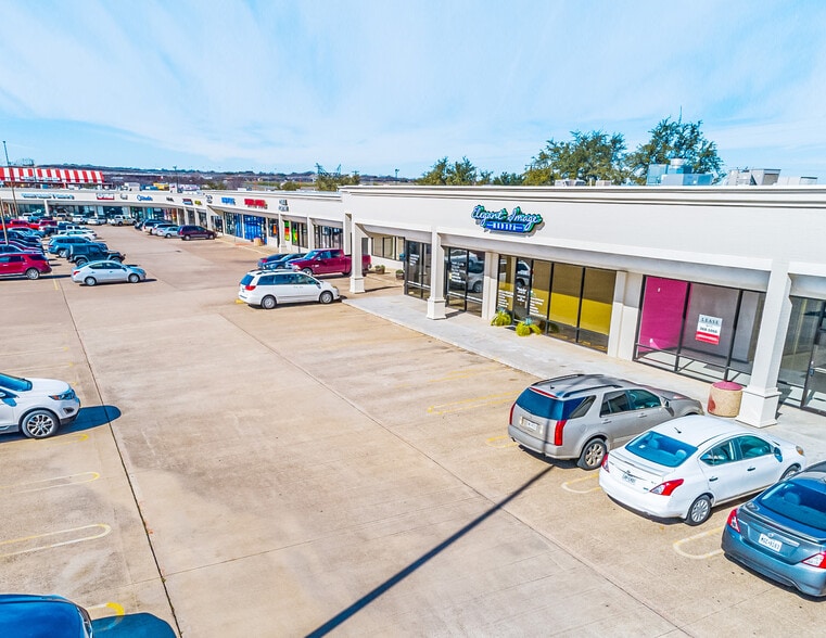 1700-1760 Mall Cir, Fort Worth, TX for lease - Building Photo - Image 2 of 18