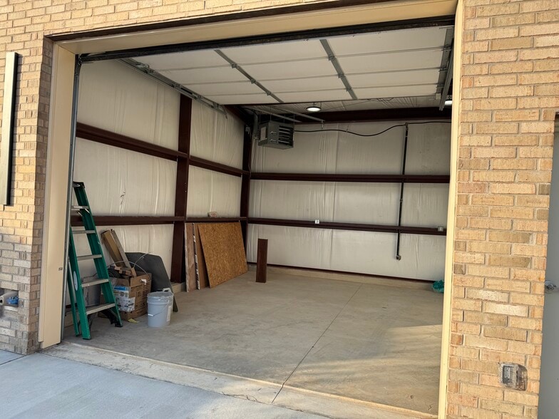 4417 NW 39th St, Oklahoma City, OK for lease - Building Photo - Image 2 of 4