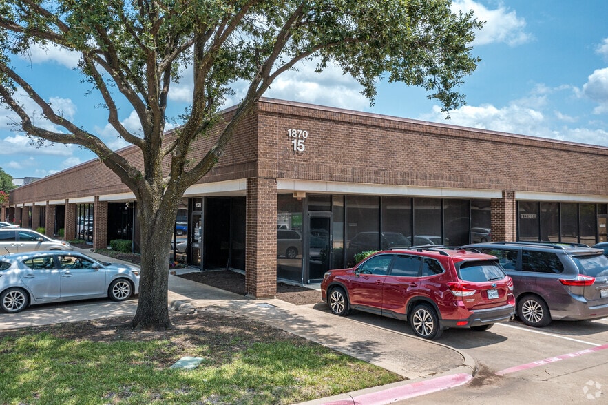 1850 Crown Dr, Dallas, TX for lease - Primary Photo - Image 2 of 10