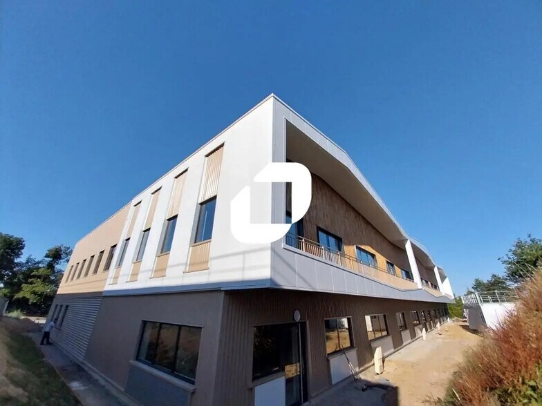 Flex in Carquefou for sale - Building Photo - Image 2 of 14