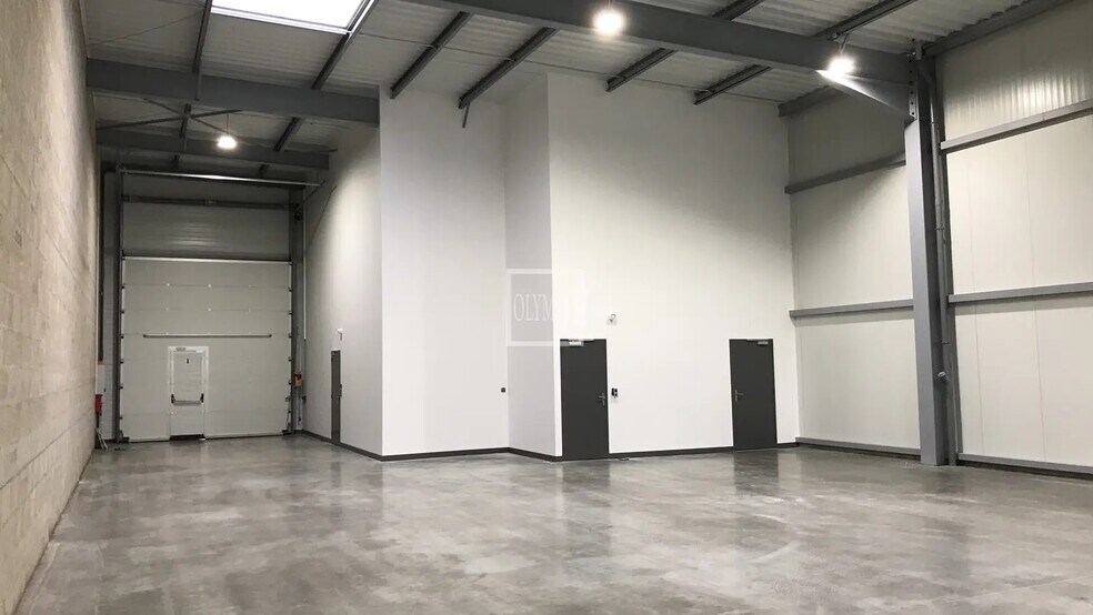 Flex in Sainte-Luce-sur-Loire for lease - Interior Photo - Image 2 of 4