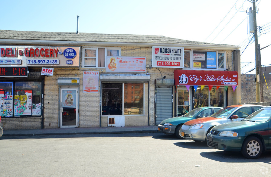 672 Castle Hill Ave, Bronx, NY for lease - Building Photo - Image 1 of 8