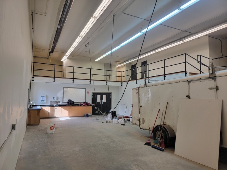 3975 18th Av, Prince George, BC for sale - Interior Photo - Image 3 of 12