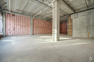 2111 E Ivanhoe Pl, Milwaukee, WI for lease Interior Photo- Image 2 of 6