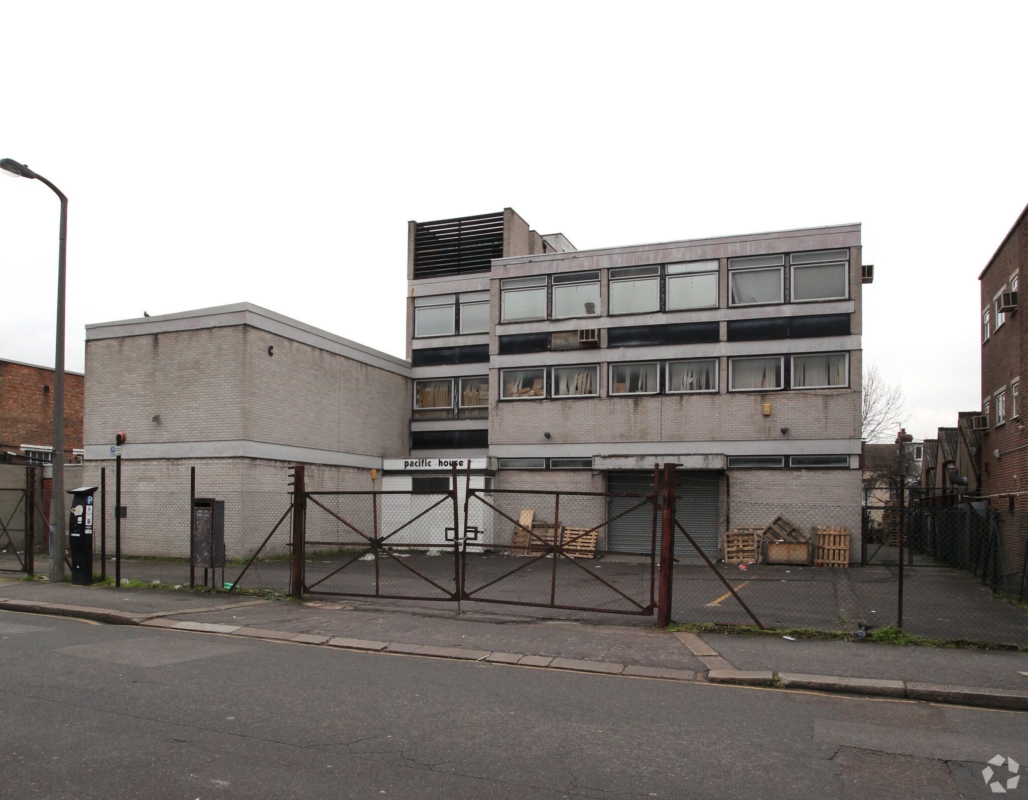 Vale Rd, London for lease Primary Photo- Image 1 of 3