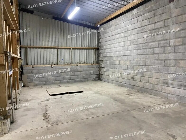 Flex in Lanvallay for lease - Building Photo - Image 3 of 10