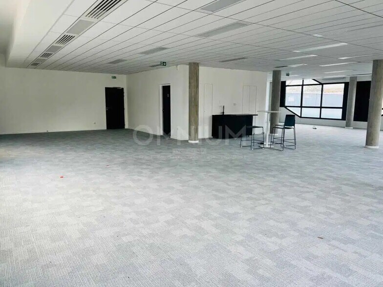Office in Champagne-au-Mont-d'Or for lease - Building Photo - Image 3 of 8