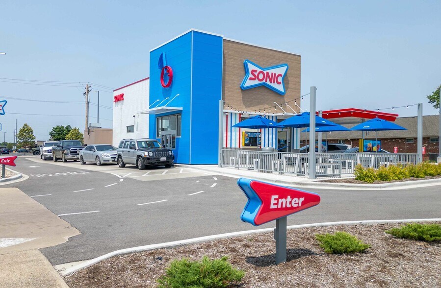 107 W Lincoln Ave, Charleston, IL for sale - Primary Photo - Image 1 of 2