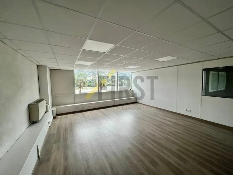 Office in LE BROC for lease - Interior Photo - Image 3 of 8