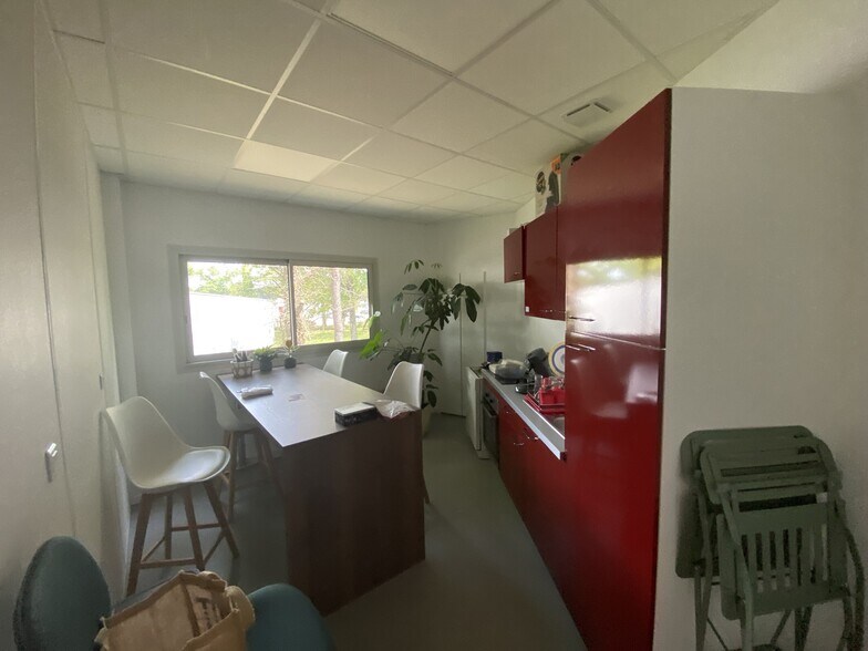 15 Rue Eugène Chevreul, Pessac for lease - Building Photo - Image 2 of 10