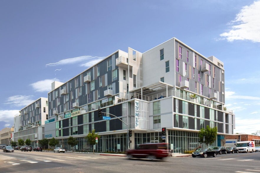 900 N La Brea Ave, West Hollywood, CA for lease - Building Photo - Image 3 of 11