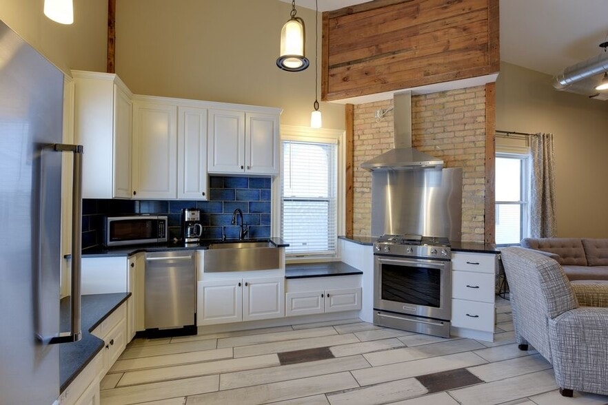 1802 11th Ave S, Minneapolis, MN for sale - Interior Photo - Image 2 of 25