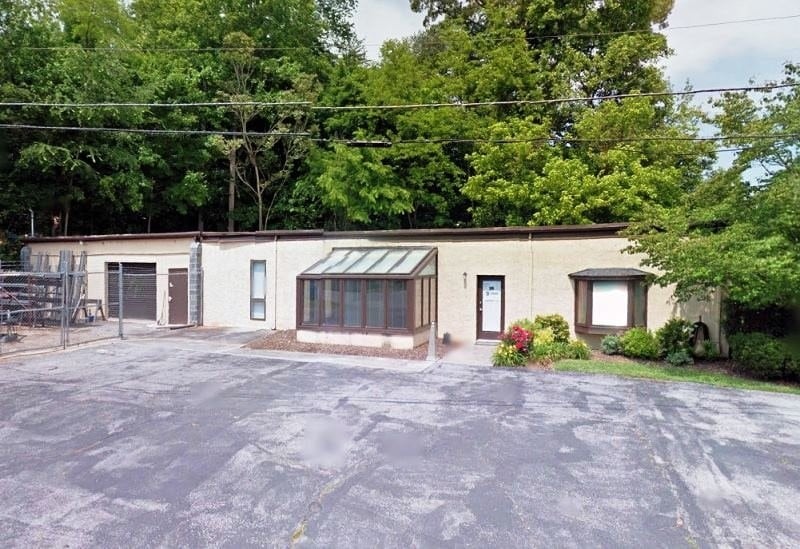 300 Brookfield Dr, Colonial Heights, TN 37663