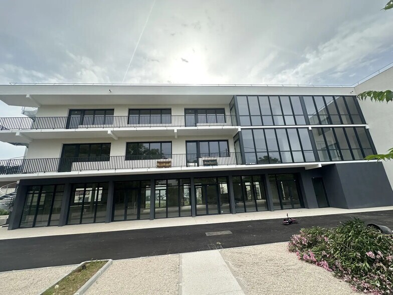 Office in Aubagne for lease - Building Photo - Image 3 of 13