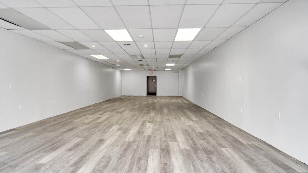 322-328 Larkfield Rd, East Northport, NY for lease - Building Photo - Image 3 of 3