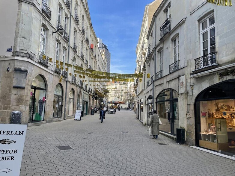 Retail in Nantes for lease - Building Photo - Image 1 of 1