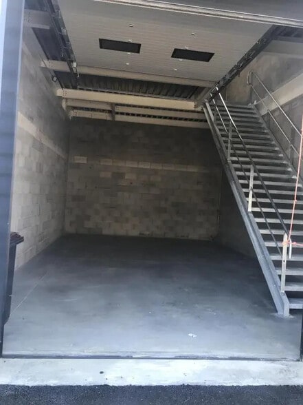 Flex in Neuilly-Plaisance for lease - Building Photo - Image 3 of 4