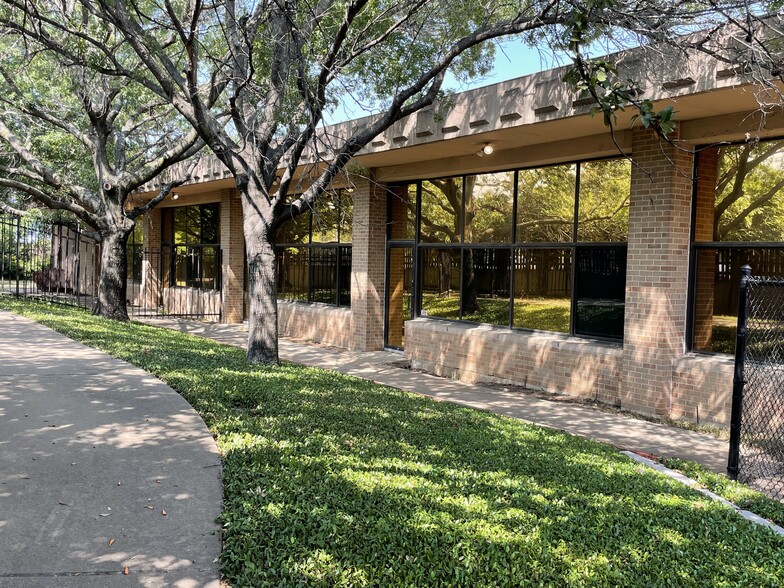 5701 Maple Ave, Dallas, TX for lease - Building Photo - Image 1 of 7