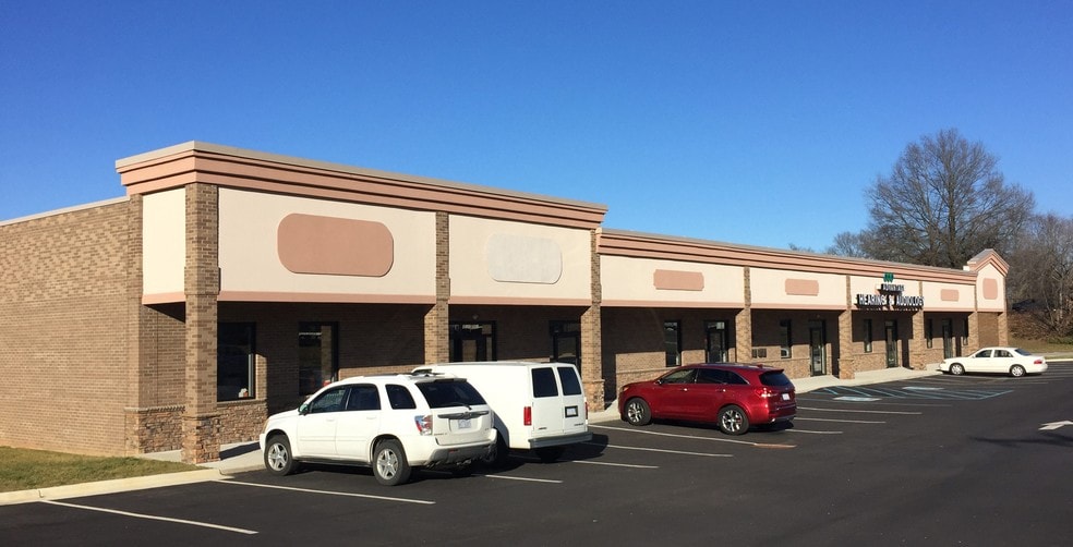 207 E Meadow Rd, Eden, NC for sale - Primary Photo - Image 1 of 1