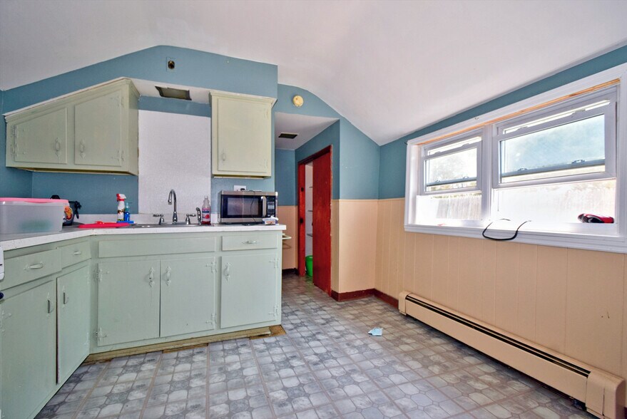 479 S Ocean Ave, Patchogue, NY for sale - Interior Photo - Image 2 of 31