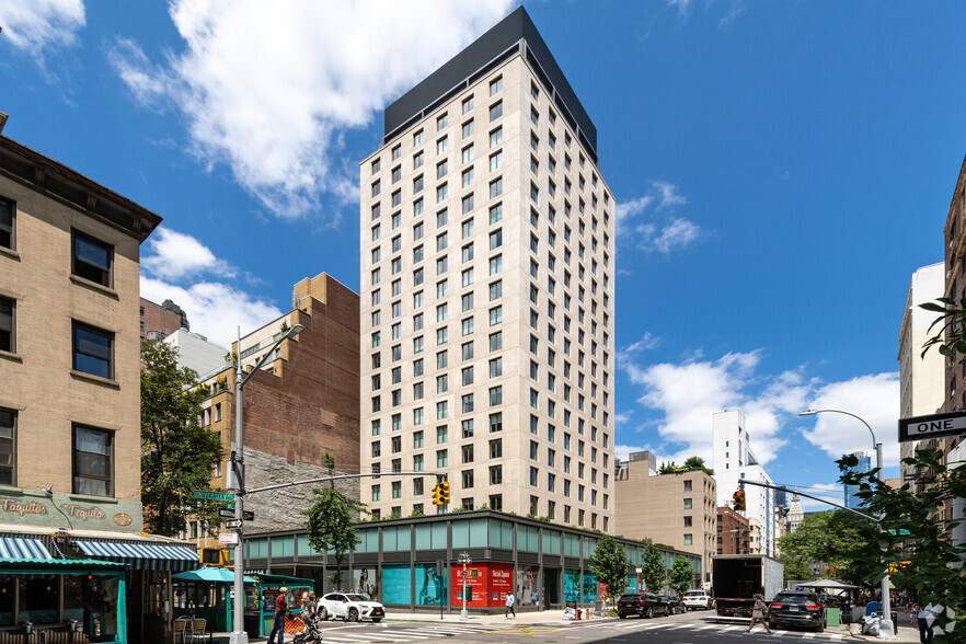 100-110 University Pl, New York, NY for lease - Building Photo - Image 2 of 3