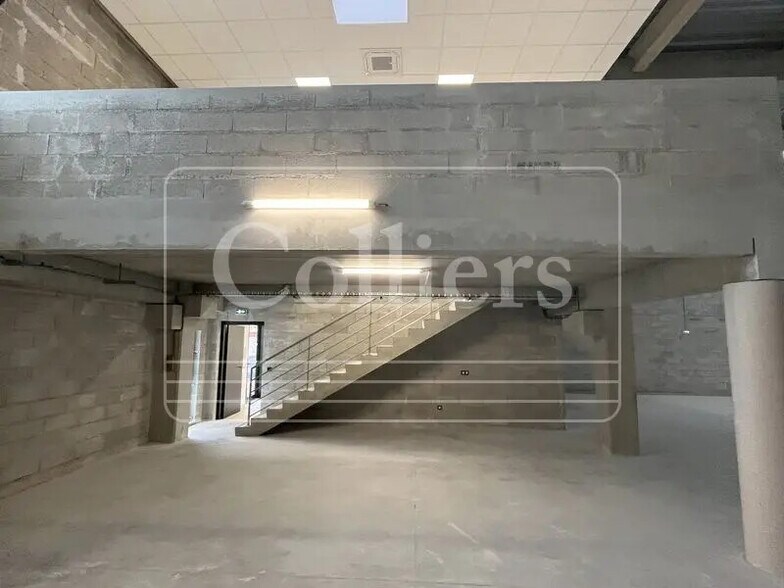 Flex in Marseille for lease - Interior Photo - Image 2 of 9