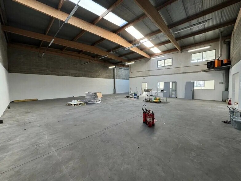 Flex in Émerainville for lease - Interior Photo - Image 2 of 11