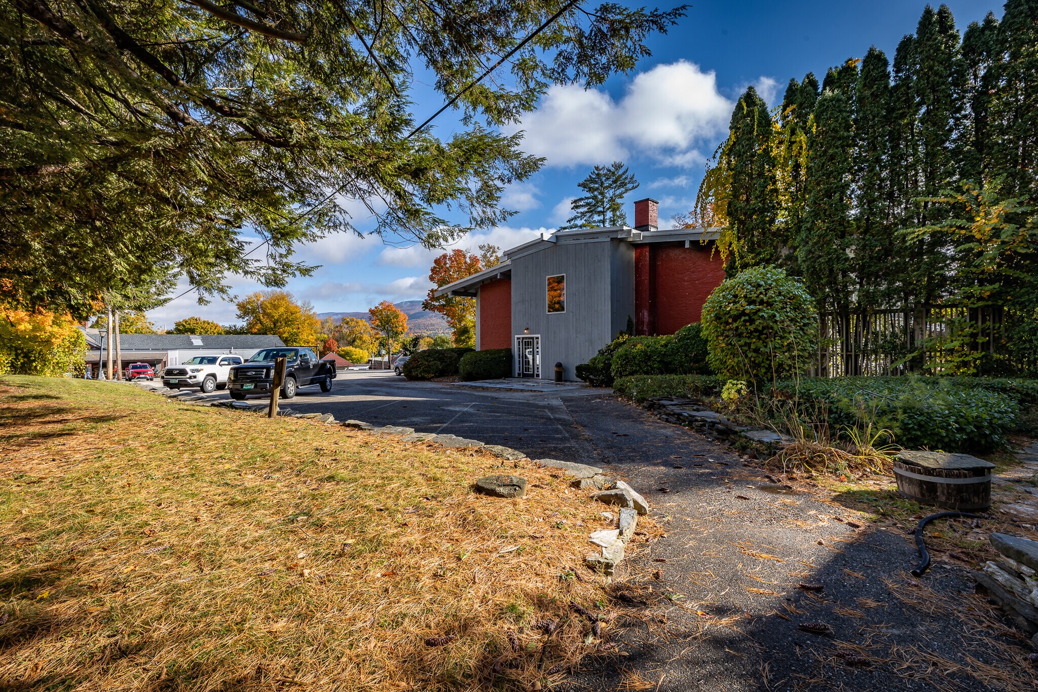 141 Main St, Bennington, VT 05201 Paradise Inn