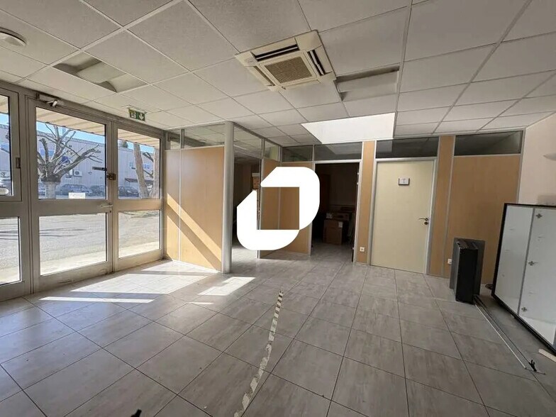 Office in Les Clayes-sous-Bois for lease - Interior Photo - Image 2 of 13