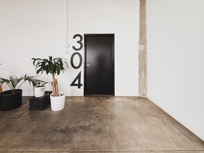 623 E 9th St, Los Angeles, CA for lease Interior Photo- Image 1 of 4