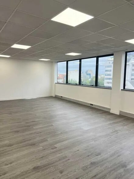 Flex in Noisy-le-Grand for lease - Interior Photo - Image 3 of 7