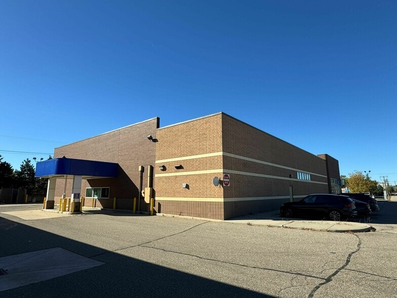 5983 Highland Rd, Waterford, MI for sale - Building Photo - Image 2 of 4