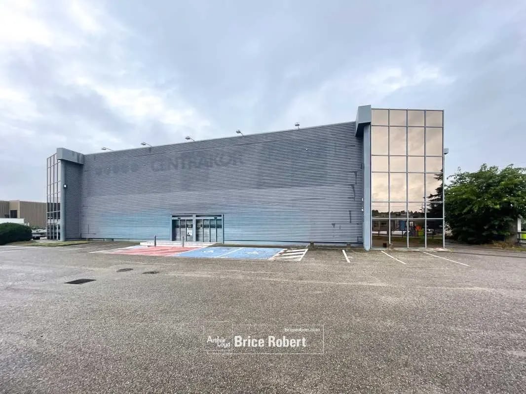 Retail in Saint-Bonnet-de-Mure for lease Building Photo- Image 1 of 9