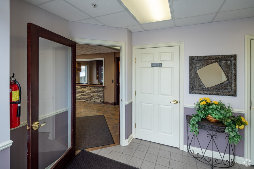 4205 Charlar Dr, Holt, MI for sale - Lobby - Image 2 of 54