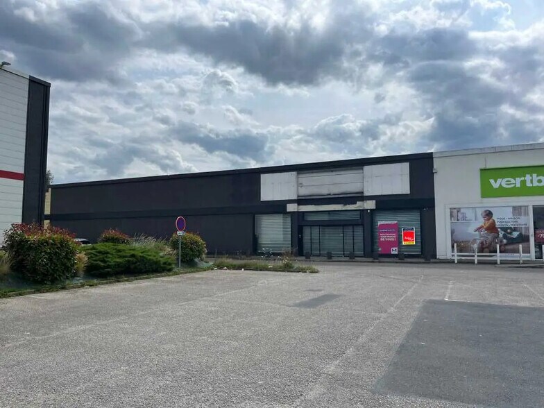 Retail in Barentin for lease - Building Photo - Image 2 of 2