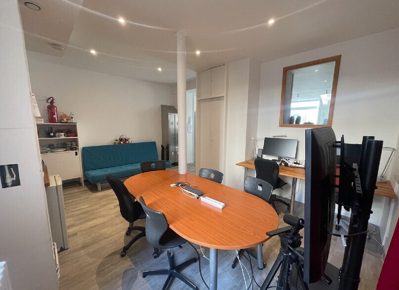 Office in Paris for lease - Building Photo - Image 2 of 9