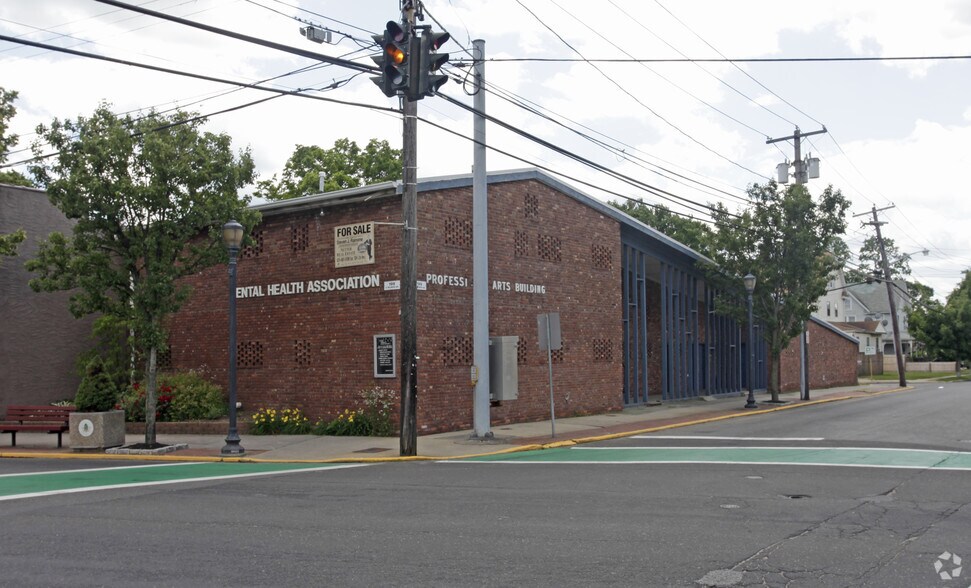 199 N Wellwood Ave, Lindenhurst, NY 11757