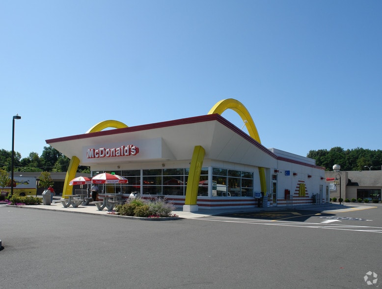 67 Newtown Rd, Danbury, CT for lease - Primary Photo - Image 3 of 4