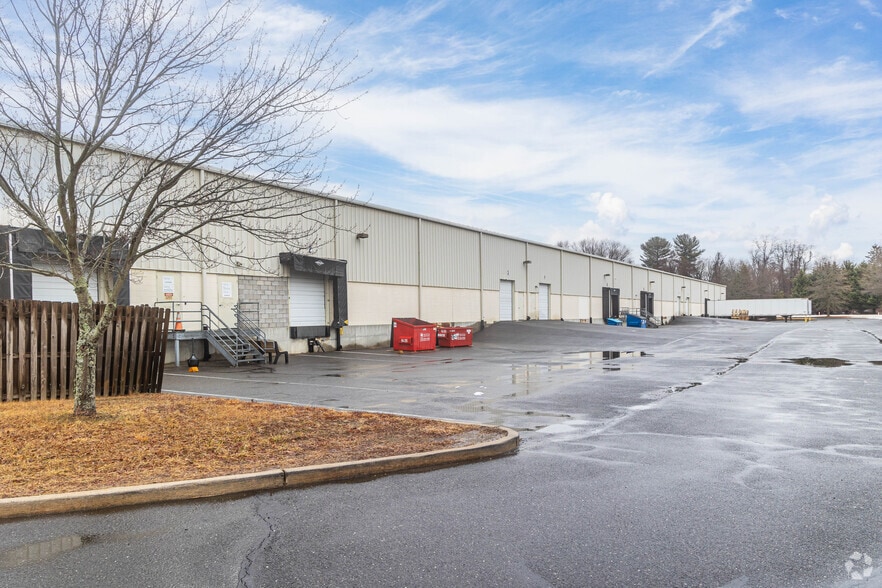 323A Fairfield Rd, Freehold, NJ for lease - Building Photo - Image 3 of 5