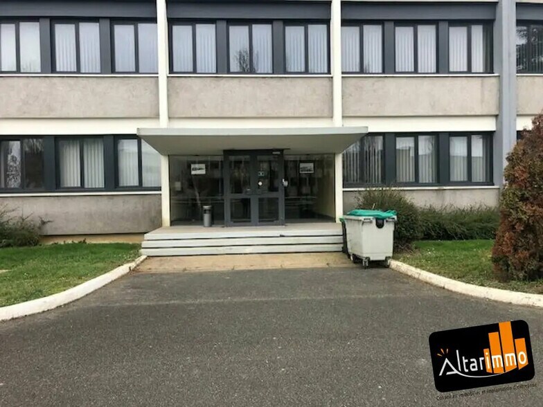 Office in Lucé for lease - Building Photo - Image 2 of 6