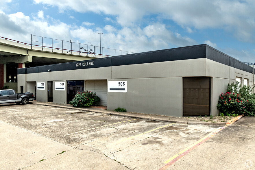 1225 W College Ave, Carrollton, TX for lease - Building Photo - Image 3 of 16