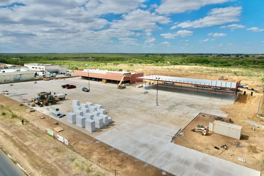 901 Palmer Ln, Pleasanton, TX for lease - Building Photo - Image 1 of 4