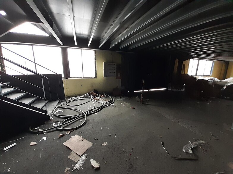 Industrial in Saint-Bonnet-de-Mure for sale - Building Photo - Image 2 of 4