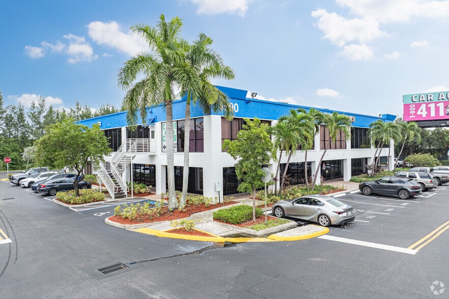 4500 N Powerline Rd, Deerfield Beach, FL for lease - Building Photo - Image 1 of 17