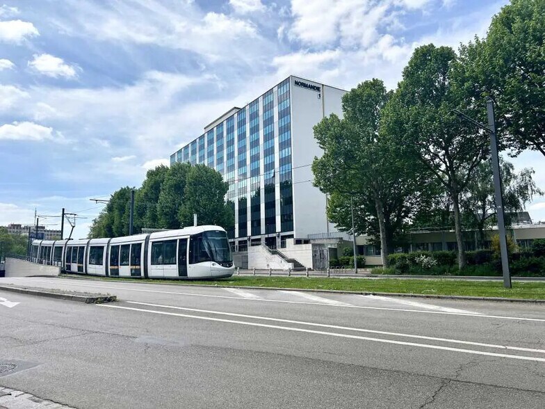 Office in Rouen for lease - Building Photo - Image 2 of 8